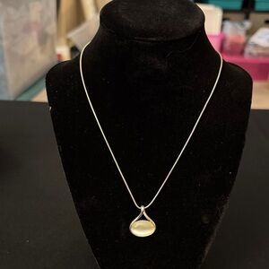 Elegant Pearlescent Pendant Necklace
